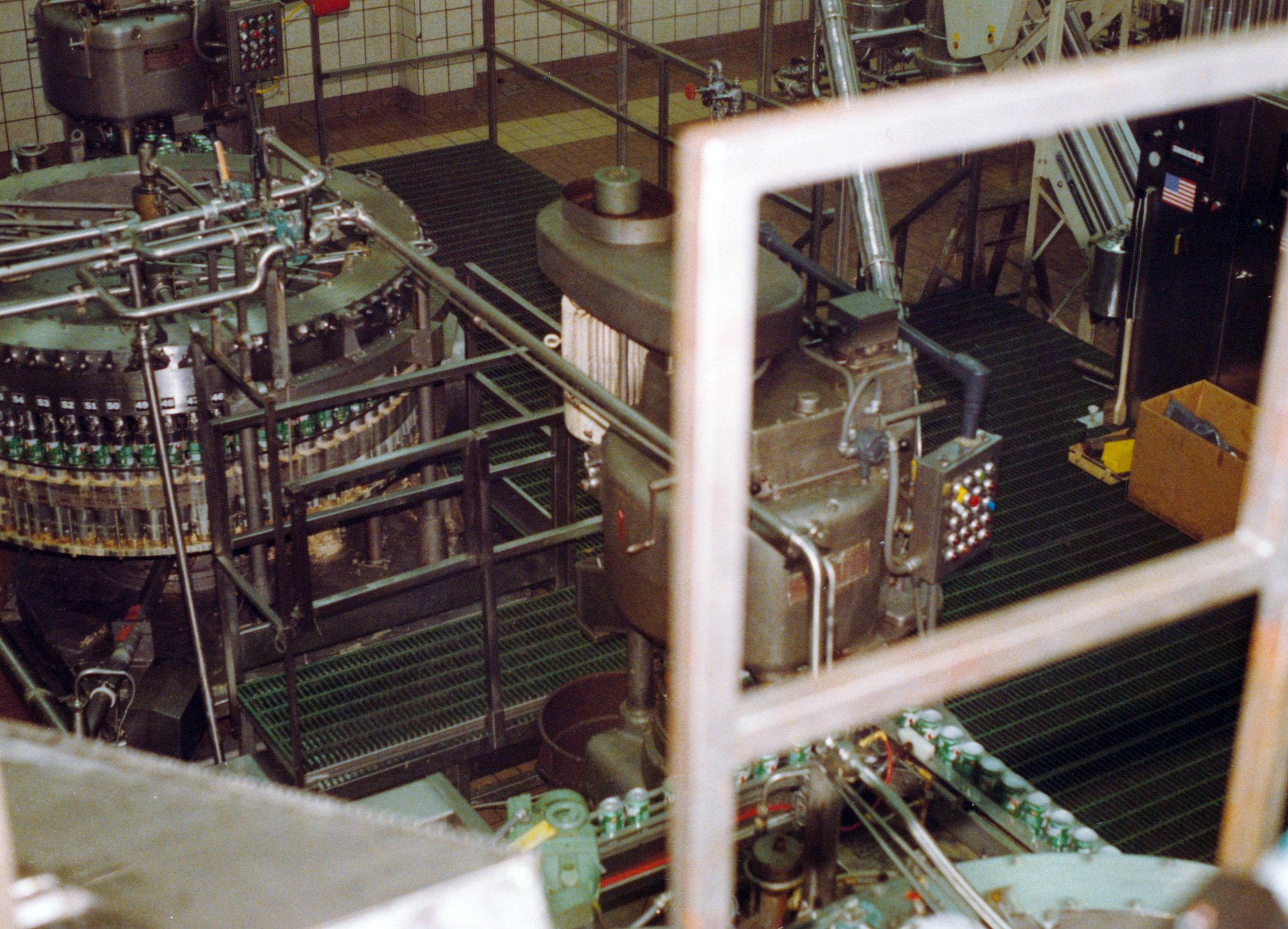 Green molded mesh grating in a food processing facility