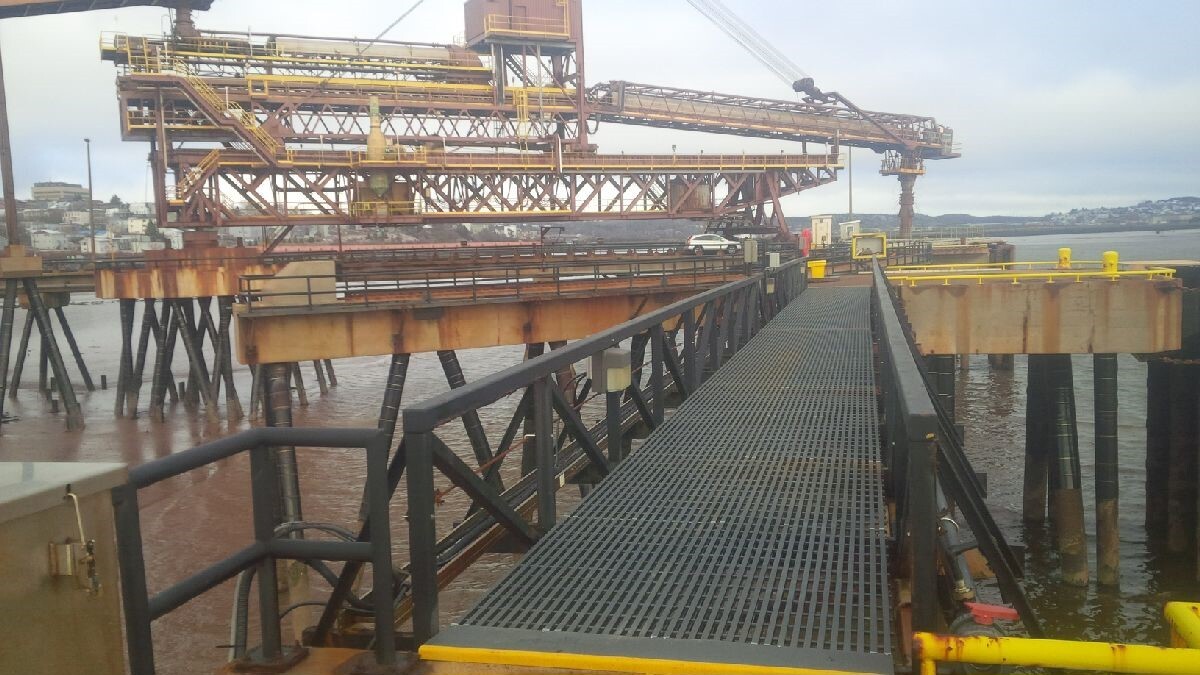Unloading gangway made from molded FRP grating