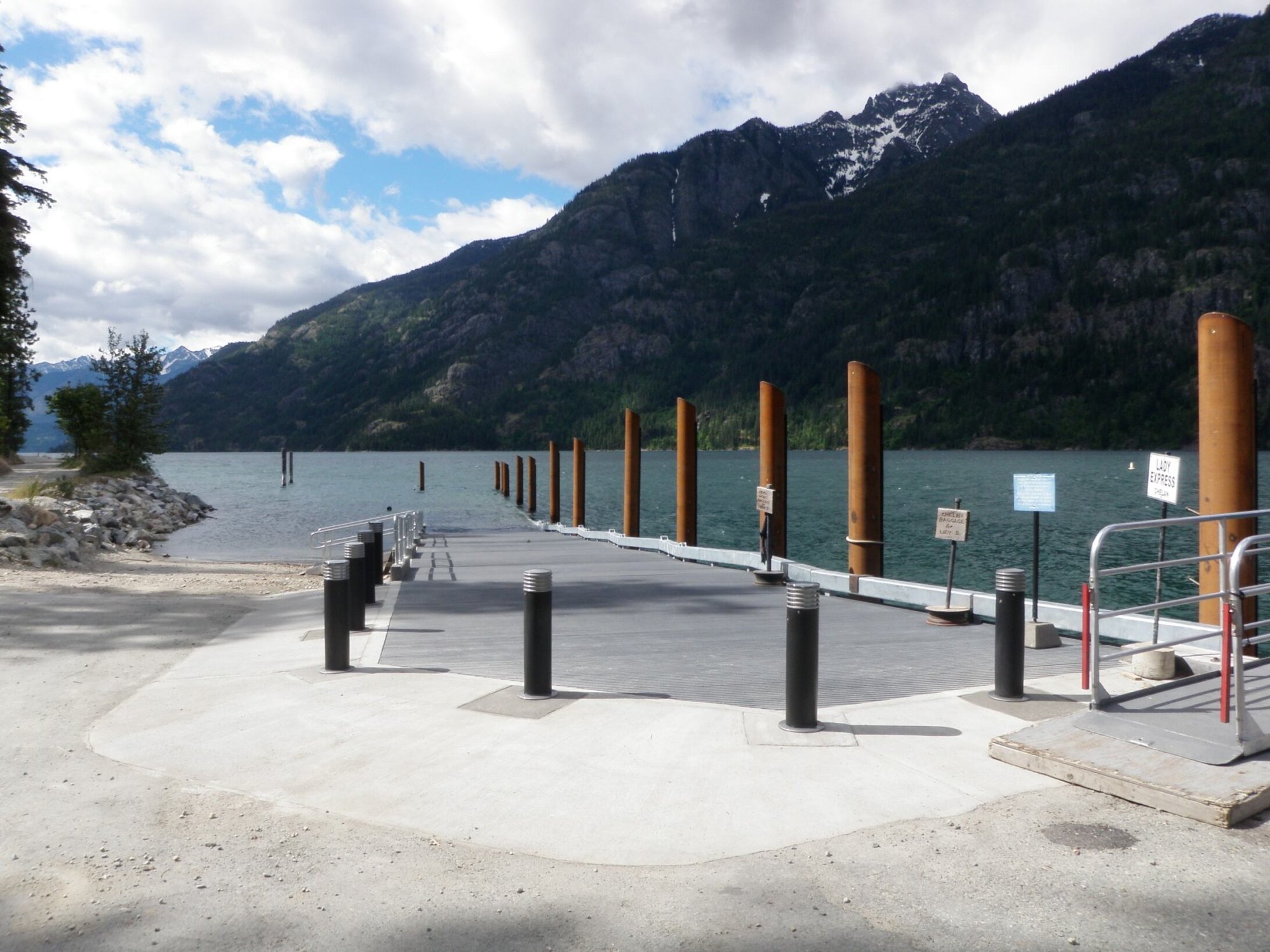Slip-resistant FRP boat dock decking