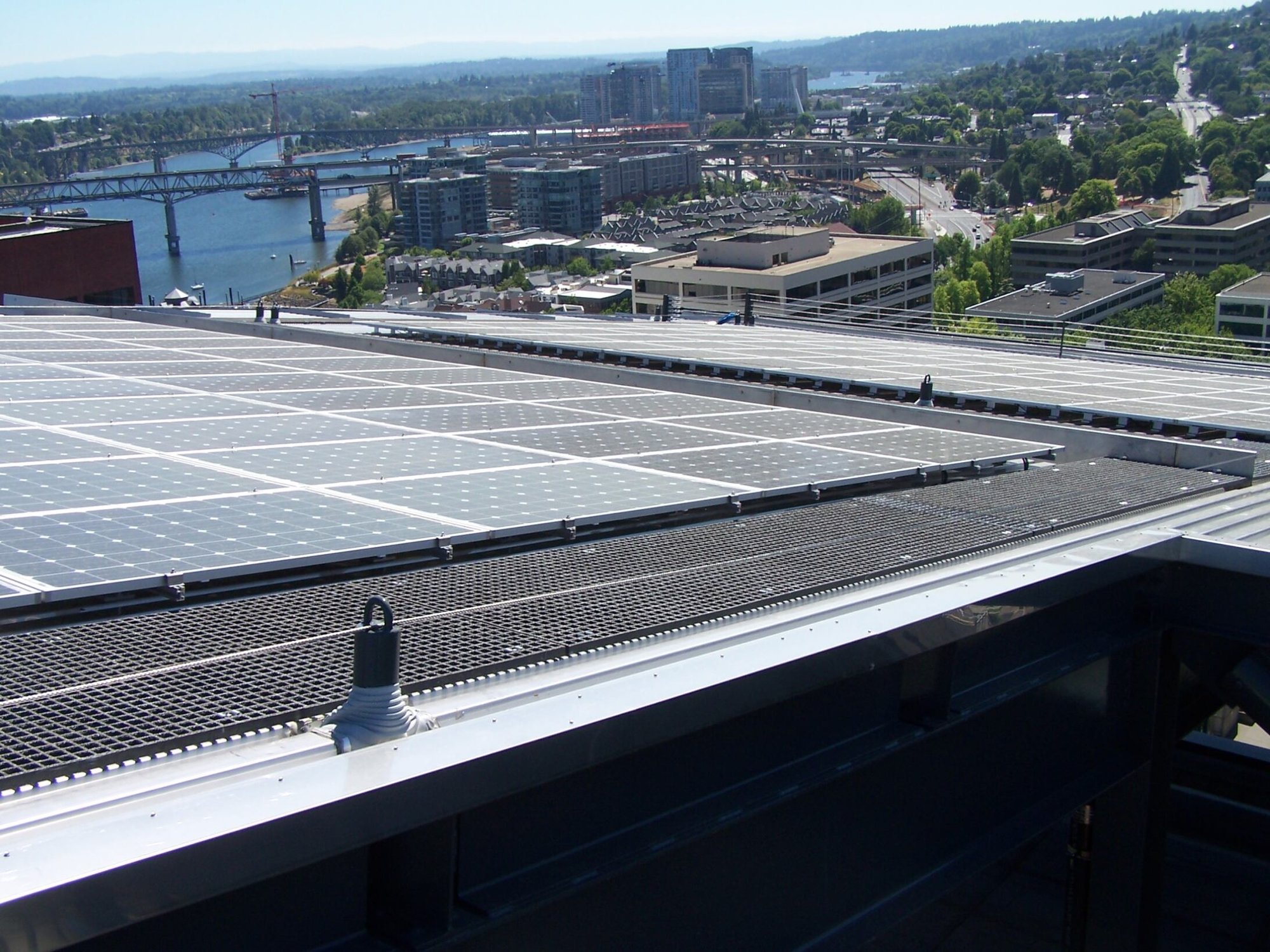 Rooftop molded grating walkway commercial