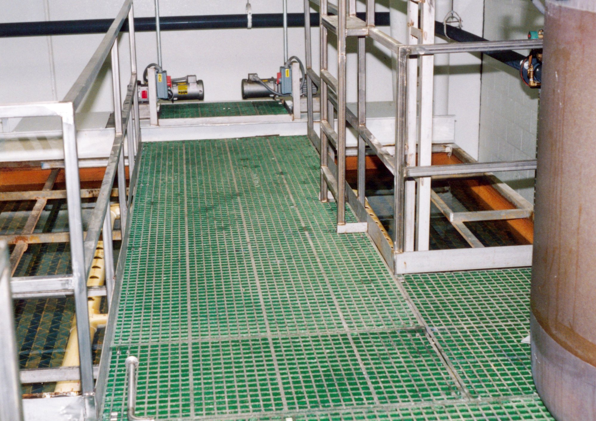 Green molded fiberglass floor grating