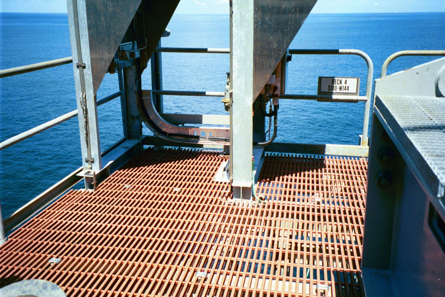 Phenolic grating platform