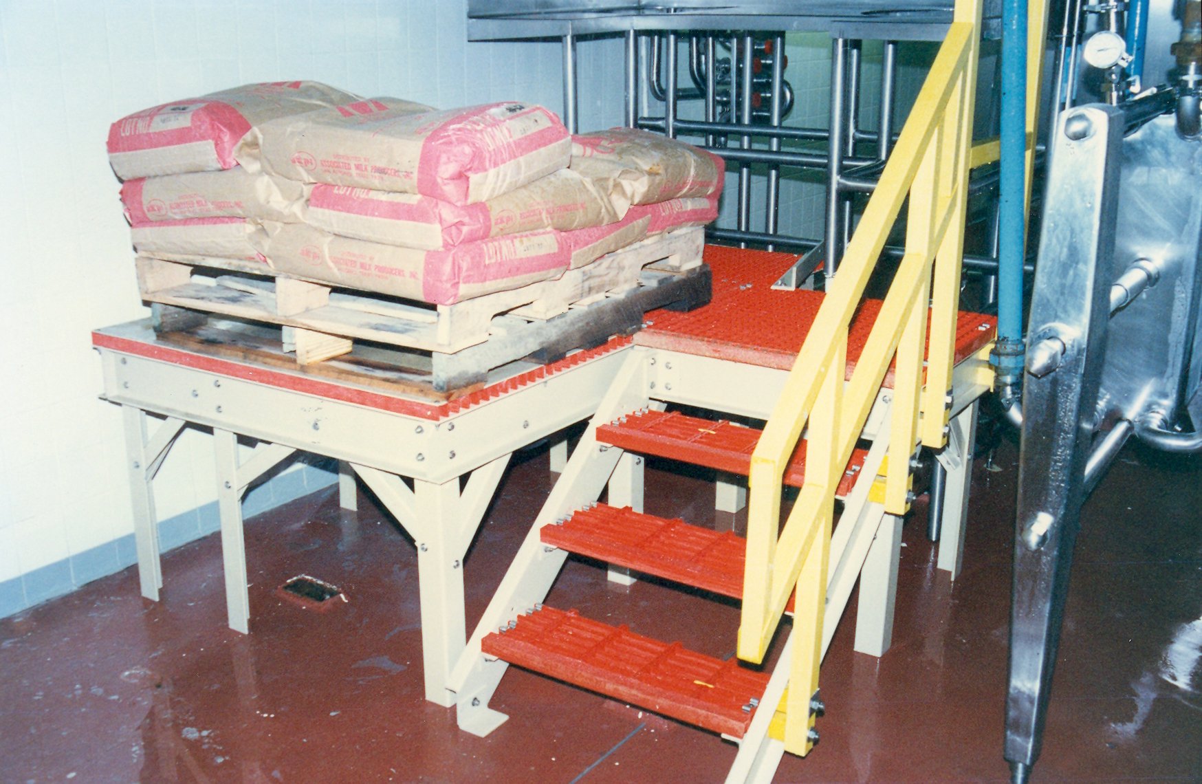 Molded grating platform in a food processing facility